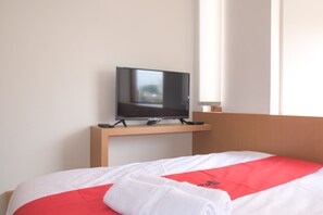Superior Room | Desk, free WiFi, bed sheets - Urbanview Hotel Odori Pondok Indah (Jakarta)
