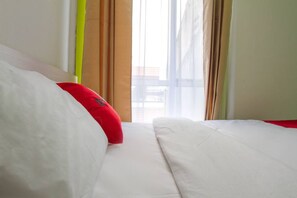 Desk, free WiFi, bed sheets - RedDoorz near Pasar Baru Bandung (Bandung)