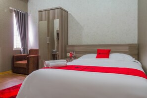Escritorio, wifi gratis y ropa de cama 