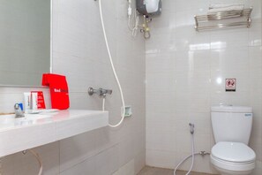 Economy-Doppelzimmer | Badezimmer | Dusche, kostenlose Toilettenartikel, Handtücher