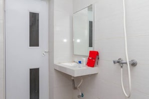 Dusche, kostenlose Toilettenartikel, Handtücher