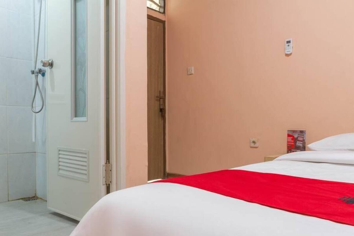 Escritorio, wifi gratis, ropa de cama