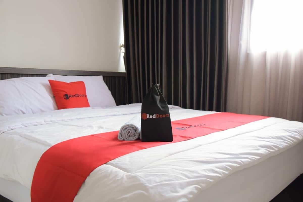 Desk, free WiFi, bed sheets