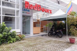 Front of property - RedDoorz near GOR Satria Purwokerto (Purwokerto)