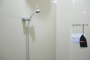 Shower, free toiletries, towels - RedDoorz near GOR Satria Purwokerto (Purwokerto)