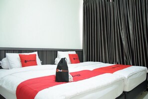 Family Room - RedDoorz near GOR Satria Purwokerto (Purwokerto)