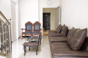 Flat-screen TV - RedDoorz near GOR Satria Purwokerto (Purwokerto)