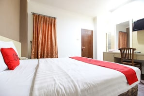 Desk, free WiFi, bed sheets - RedDoorz near Stadion Manahan Solo (Surakarta)