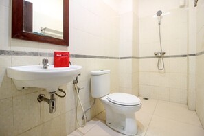 Een badkamer met een wastafel, toilet en douche.
