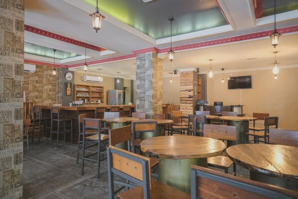 Café - RedDoorz Plus near Soekarno Hatta Airport 2 (Tangerang)