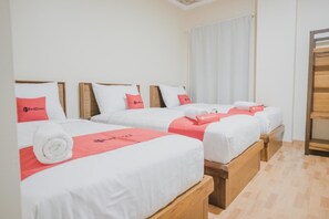 Desk, free WiFi, bed sheets - RedDoorz Plus near Soekarno Hatta Airport 2 (Tangerang)