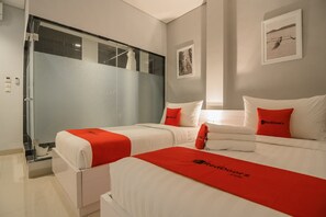Desk, free WiFi, bed sheets - RedDoorz Plus near Soekarno Hatta Airport 2 (Tangerang)