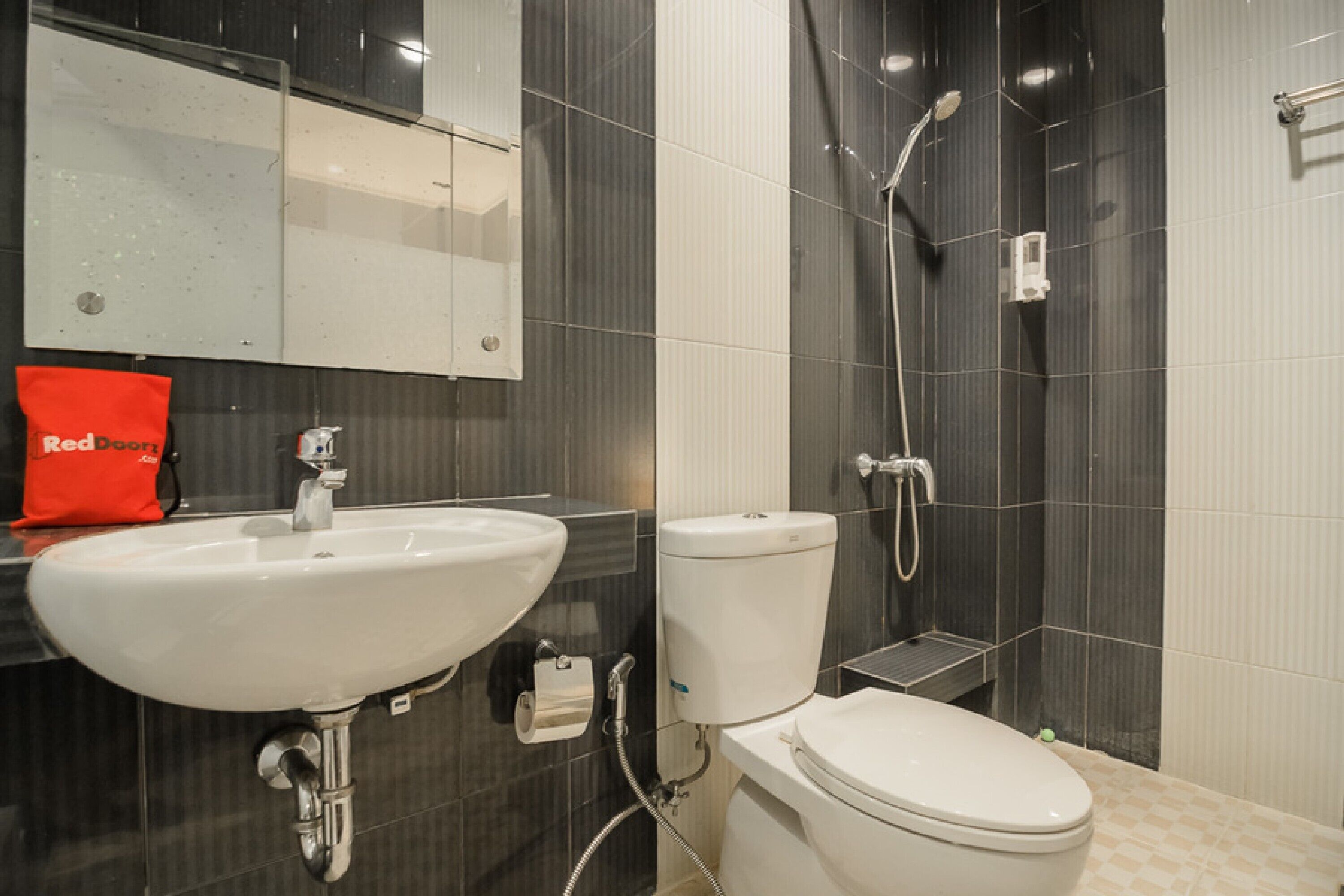 Shower, free toiletries, towels
