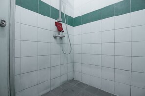 Shower, free toiletries, towels - RedDoorz @ Buah Batu 3 (Bandung)