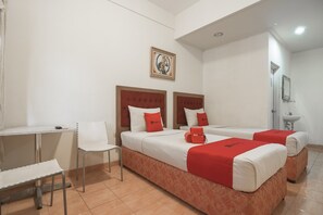 Desk, free WiFi, bed sheets - RedDoorz @ Buah Batu 3 (Bandung)