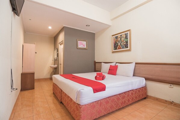Double Room | Desk, free WiFi, bed sheets - RedDoorz @ Buah Batu 3 (Bandung)