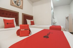 Desk, free WiFi, bed sheets - RedDoorz @ Buah Batu 3 (Bandung)