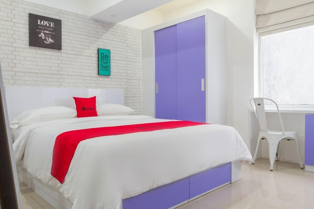 Une chambre à coucher avec un lit, un bureau et une chaise.