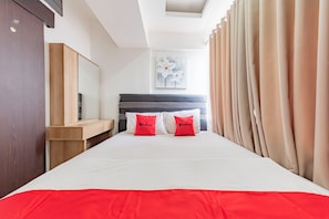 Desk, free WiFi, bed sheets - RedDoorz Apartment @ Jarrdin Cihampelas (Bandung)