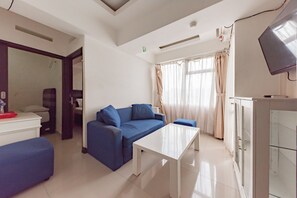 Family Room | Desk, free WiFi, bed sheets - RedDoorz Apartment @ Jarrdin Cihampelas (Bandung)