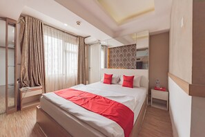 Double Room | Desk, free WiFi, bed sheets - RedDoorz Apartment @ Jarrdin Cihampelas (Bandung)