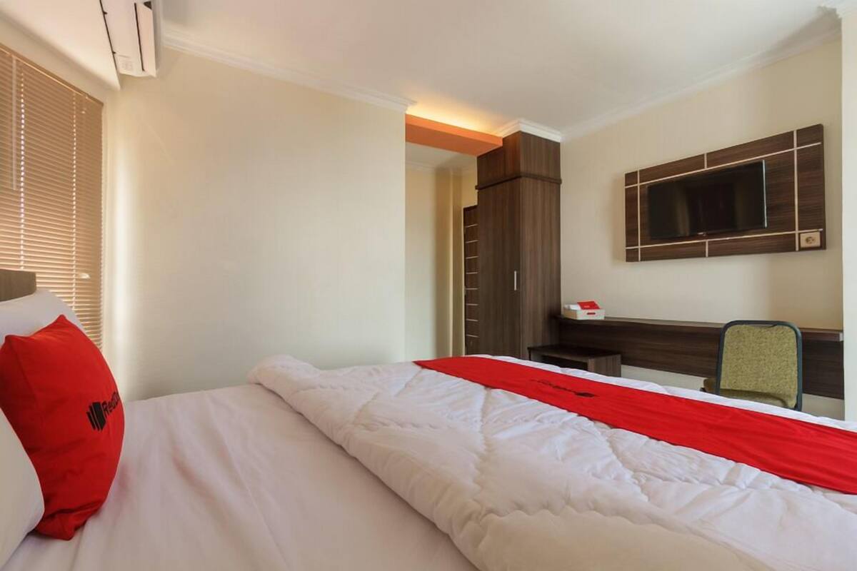 Desk, free WiFi, bed sheets