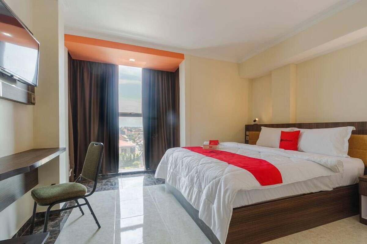 Desk, free WiFi, bed sheets
