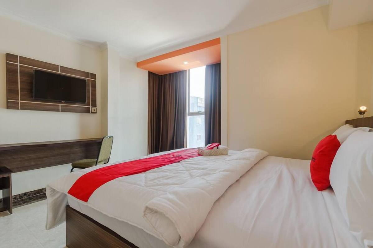 Desk, free WiFi, bed sheets