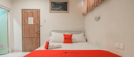 Double Room | Desk, free WiFi, bed sheets