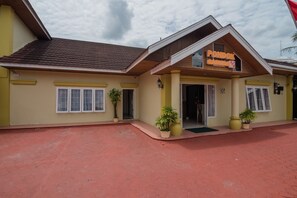 Vista frontal de la propiedad