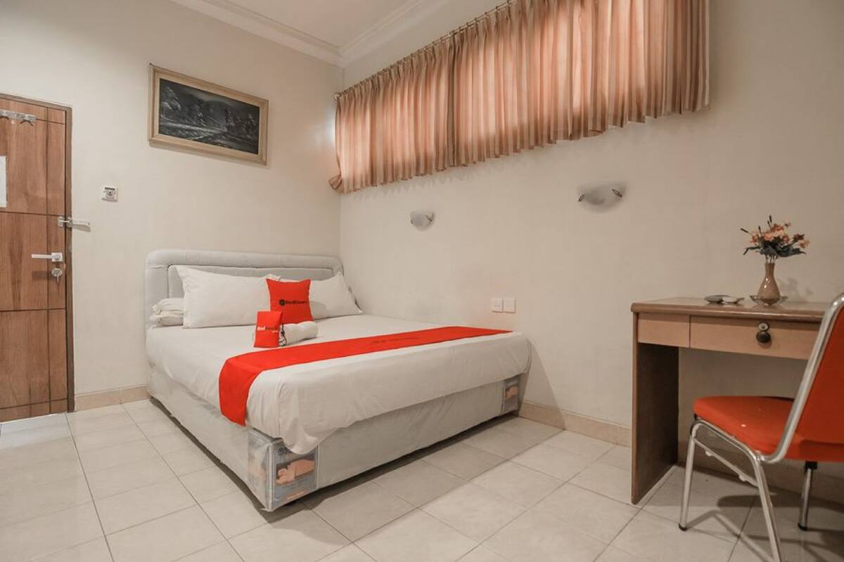 Desk, free WiFi, bed sheets
