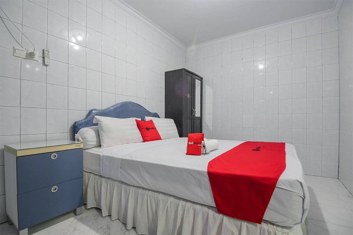Desk, free WiFi, bed sheets