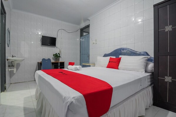 Desk, free WiFi, bed sheets