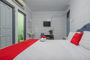 Desk, free WiFi, bed sheets