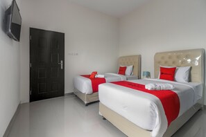 Twin Room | Desk, free WiFi, bed sheets