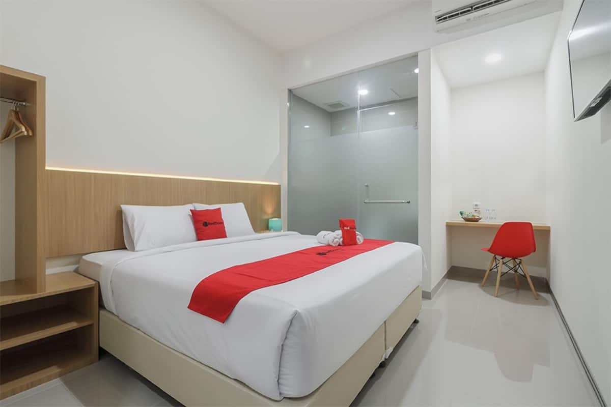 Desk, free WiFi, bed sheets