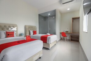 Habitación con 2 camas individuales | Escritorio, wifi gratis y ropa de cama 
