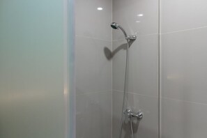 Zweibettzimmer | Badezimmer | Dusche, kostenlose Toilettenartikel, Handtücher