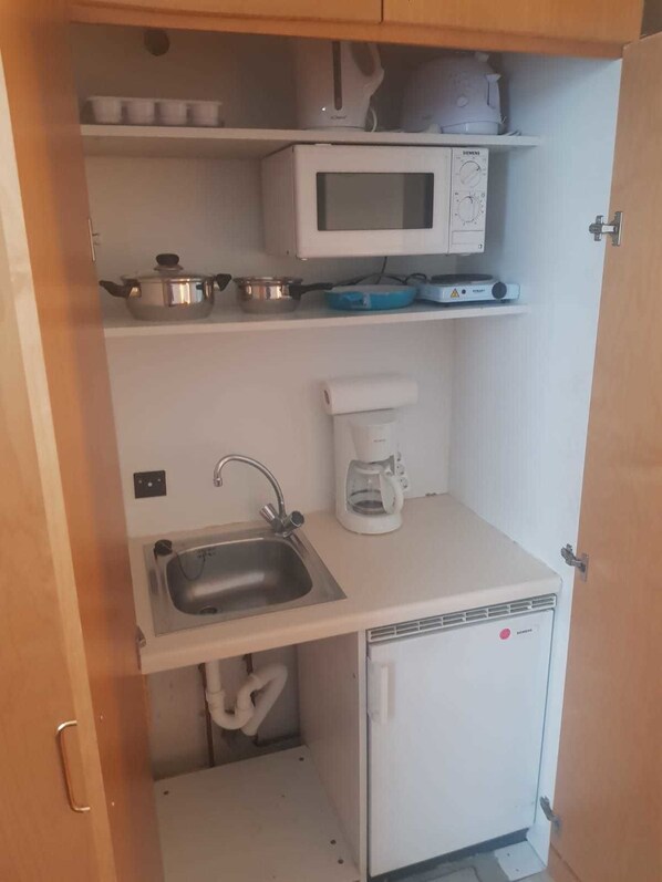 Kühlschrank, Mikrowelle, Herdplatte