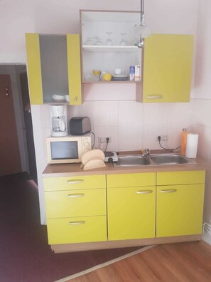 Apartment, 2 Queen Beds | Private kitchen