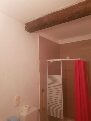 Departamento estándar, 1 cama Queen size | Baño | Toallas 