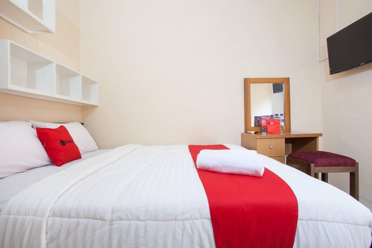 Desk, free WiFi, bed sheets