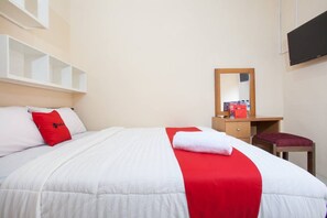 Escritorio, wifi gratis y ropa de cama 