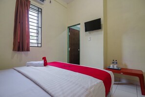 Double Room | Desk, free WiFi, bed sheets - RedDoorz near Politeknik Negeri Medan (Medan)