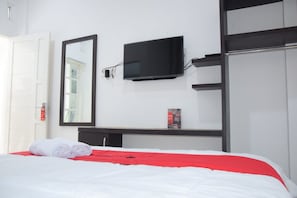 Double Room | Desk, free WiFi, bed sheets - RedDoorz near UIN Sumatera Utara (Medan)