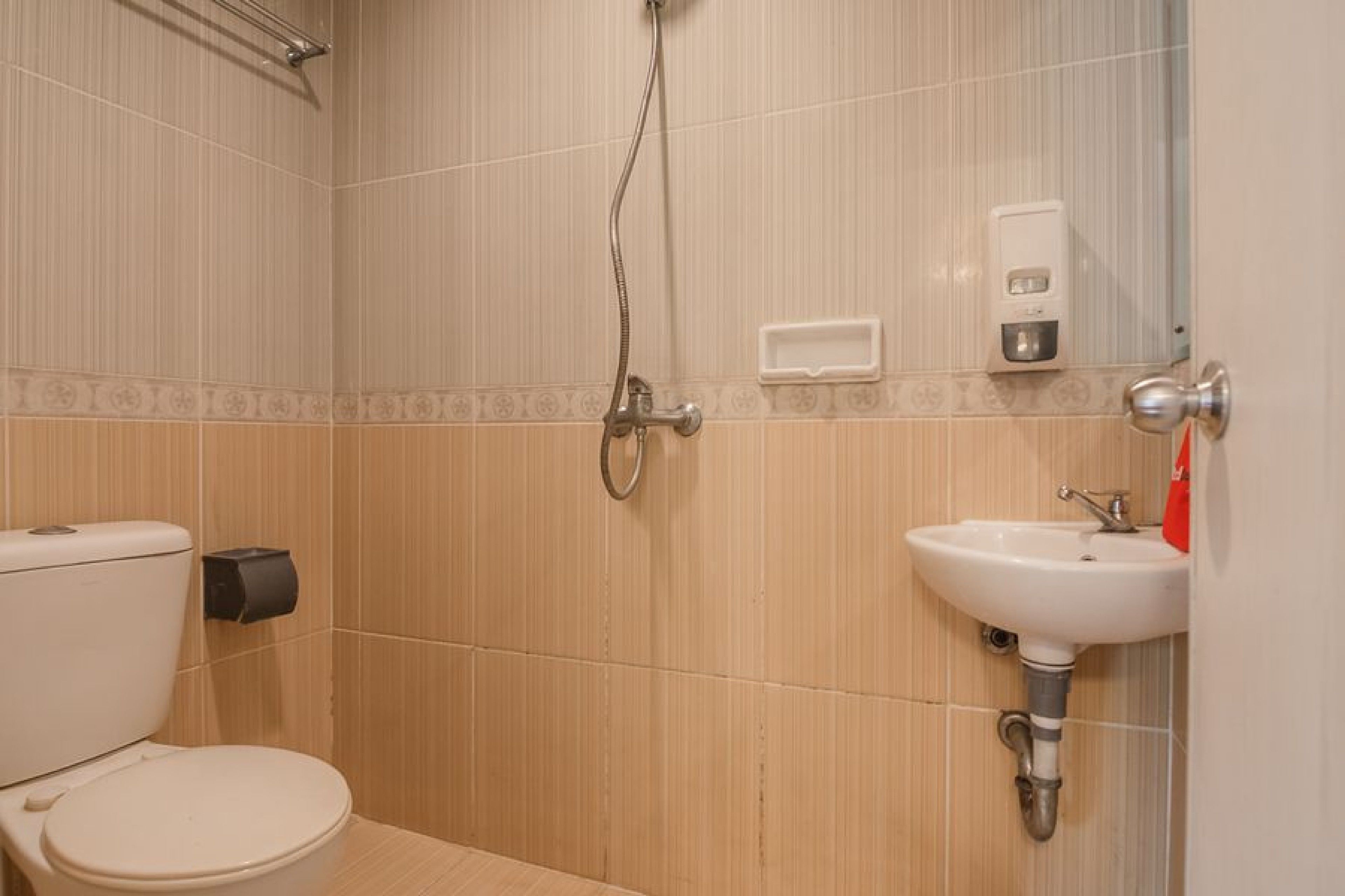 Foto - RedDoorz Plus near Mangga Besar Station 2