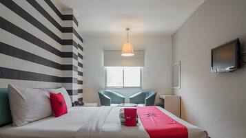 Kamar Deluks | Meja kerja, Wi-Fi gratis, dan seprai linen