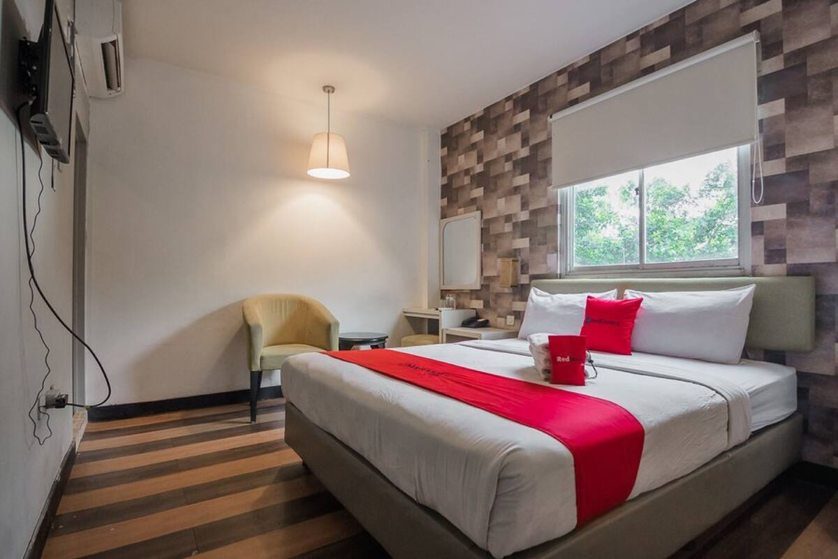 Desk, free WiFi, bed sheets