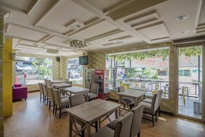 Dining - RedDoorz Plus near Mangga Besar Station 2 (Jakarta)
