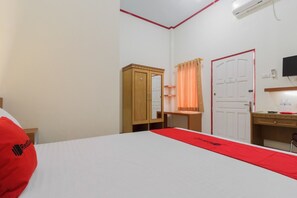 Desk, free WiFi, bed sheets - KoolKost Syariah near Ayani Mega Mall Pontianak (Pontianak)
